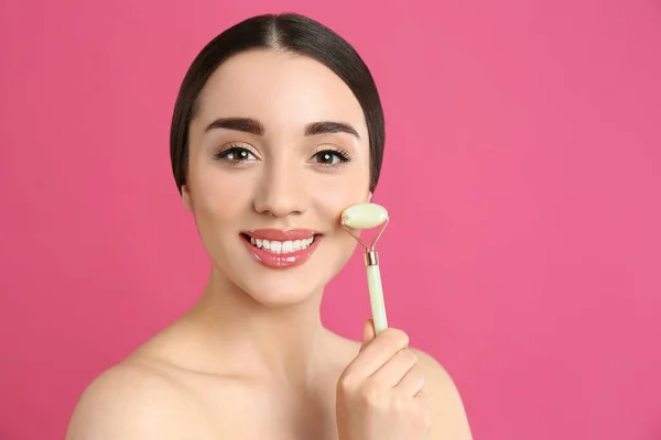 Mujer Usando Rodillo Natural Jade Sobre Fondo Rosa Espacio Para —  Fotos de Stock