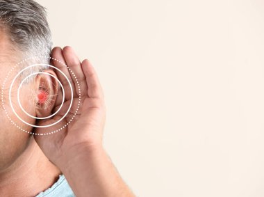 Hafif arka planda işitme sorunu olan olgun bir adam, yakın plan. Metin için boşluk