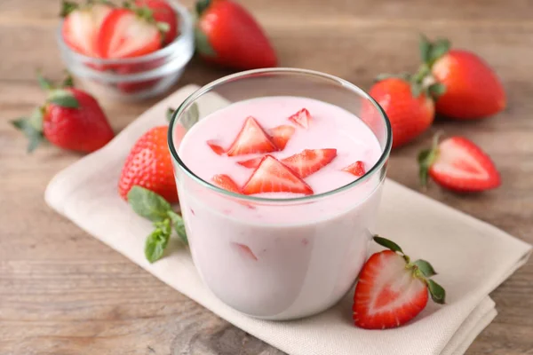 Delicious Drink Strawberries Wooden Table — Stock Photo, Image