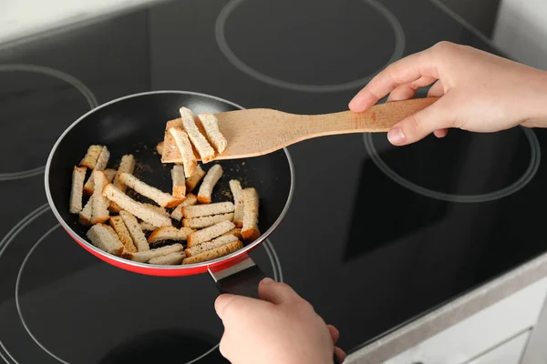 Mujer Cocinando Patos Duros Encimera Primer Plano —  Fotos de Stock