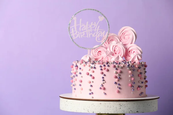 Torta Cumpleaños Bellamente Decorado Pie Sobre Fondo Violeta Espacio Para —  Fotos de Stock