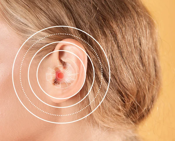 Νεαρή Γυναίκα Πρόβλημα Ακοής Στο Φόντο Χρώμα Closeup — Φωτογραφία Αρχείου