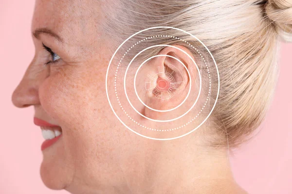 Ώριμη Γυναίκα Πρόβλημα Ακοής Ροζ Φόντο Κοντινό Πλάνο — Φωτογραφία Αρχείου