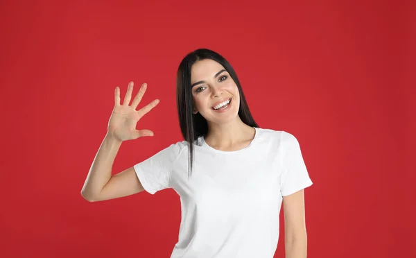 Mulher Mostrando Número Cinco Com Mão Fundo Vermelho — Fotografia de Stock