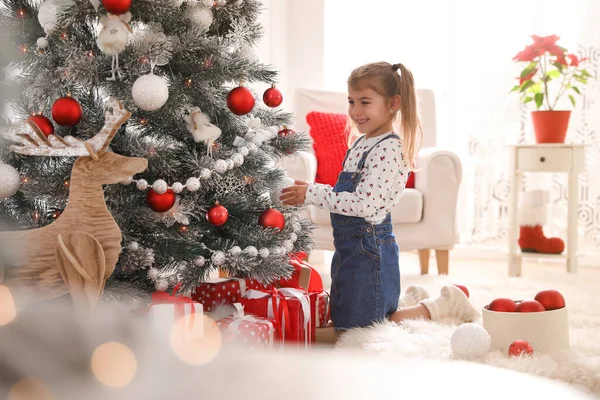 Schattig Klein Meisje Versieren Kerstboom Thuis — Stockfoto