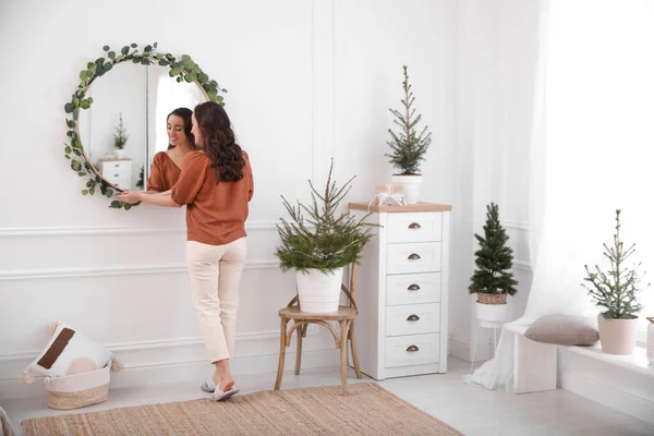 Vrouw Versieren Spiegel Met Eucalyptus Takken Thuis — Stockfoto