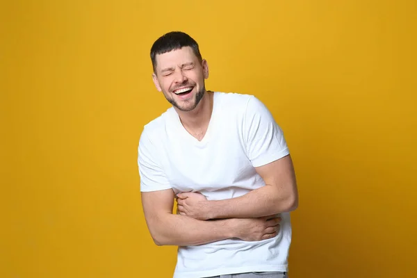 Hombre Guapo Riendo Sobre Fondo Amarillo Chiste Gracioso —  Fotos de Stock