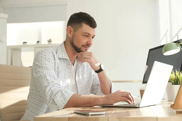 Freelance Travaillant Sur Ordinateur Portable Table Intérieur — Photo