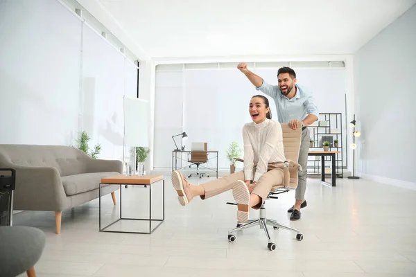 Empleado Oficina Que Lleva Colega Silla Lugar Trabajo Espacio Para — Foto de Stock