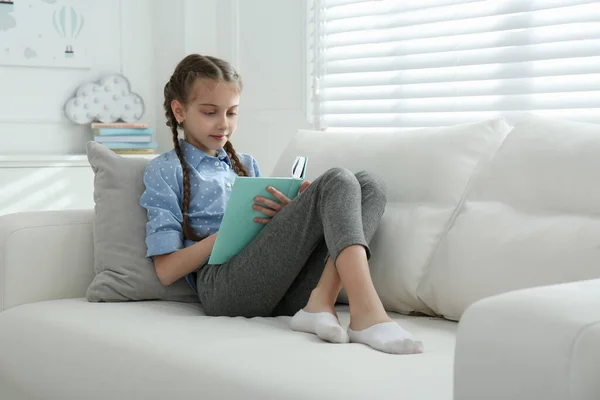Aranyos Kislány Olvasás Könyvet Kanapén Otthon — Stock Fotó