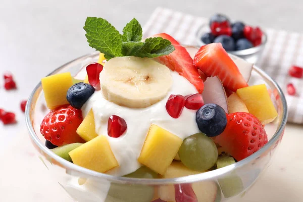 Deliciosa Salada Frutas Com Iogurte Tigela Mesa Close — Fotografia de Stock