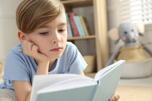 Niño Leyendo Libro Suelo Casa — Foto de Stock