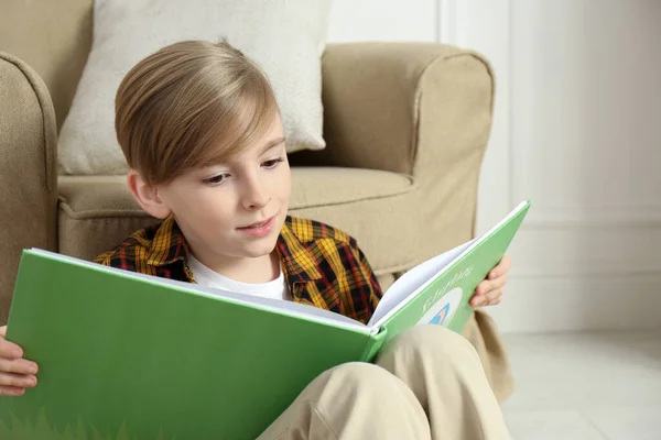Kleiner Junge Liest Buch Hause Auf Dem Fußboden — Stockfoto