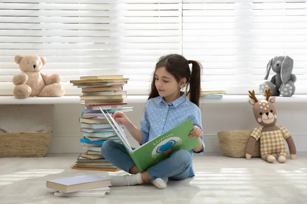 Kislány Olvasás Könyvet Padlón Otthon — Stock Fotó