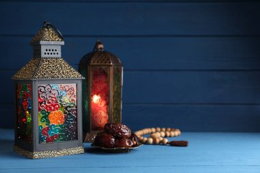Arap fenerleri, tarihler ve ahşap masa üzerindeki misbaha. Metin için boşluk