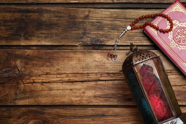 Arap feneri, Kuran ve Misbaha tahta masada, düz yerde. Metin için boşluk