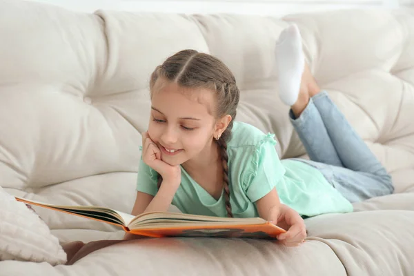 Χαριτωμένο Κοριτσάκι Ανάγνωση Βιβλίο Στον Καναπέ Στο Σπίτι — Φωτογραφία Αρχείου