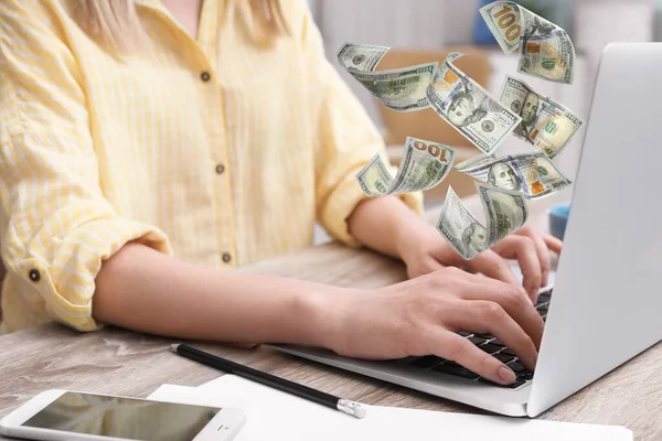 Ganhar Dinheiro Online Vista Perto Mulher Usando Laptop Mesa Dólares — Fotografia de Stock