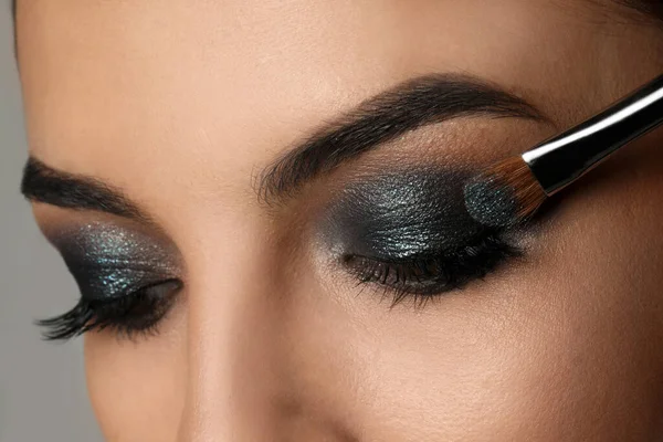 Aplicación Sombra Ojos Oscuros Con Cepillo Cara Mujer Primer Plano — Foto de Stock