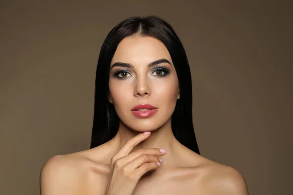 Piękna Młoda Kobieta Makijażem Wieczorowym Brązowym Tle Produkt Cieni Oczu — Zdjęcie stockowe
