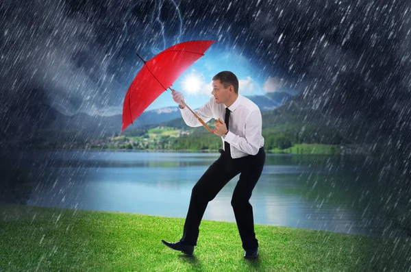 Şiddetli Yağmur Altında Şemsiyeli Bir Adamı Sigorta Konsepti — Stok fotoğraf