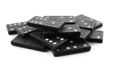 Beyaz arkaplanda siyah domino taşı yığını