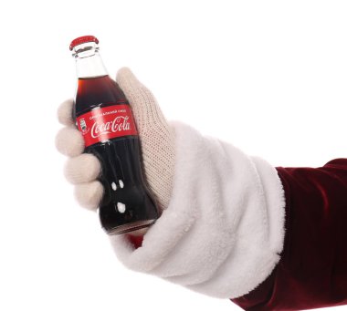 MYKOLAIV, UKRAINE - 18 HAZİRAN 2021: Noel Baba beyaz arka planda Coca-Cola şişesini elinde tutuyor, yakın plan