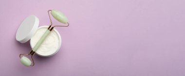 Doğal yüz silindiri ve eflatun arka planda kozmetik ürünü, üst görünümü metin için alan. Pankart tasarımı