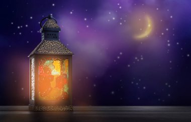 Geceleri ahşap masada güzel dekoratif Arap feneri, yazı için yer. Ramazan sembolü kadar fani