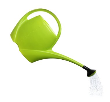 Beyaz arkaplana sulama tenekesinden sıvı dökülüyor