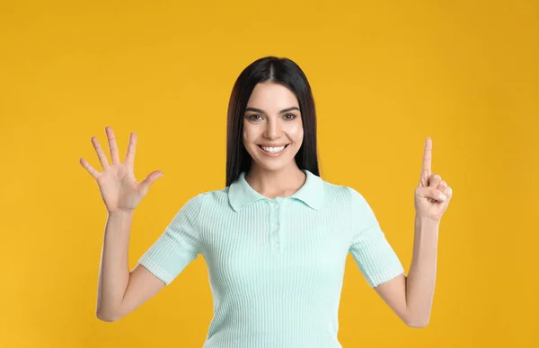Mulher Mostrando Número Seis Com Mãos Fundo Amarelo — Fotografia de Stock