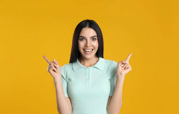 Mulher Mostrando Número Dois Com Mãos Fundo Amarelo — Fotografia de Stock