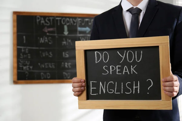 Professor Segurando Pequeno Quadro Com Inscrição Você Fala Inglês Sala — Fotografia de Stock