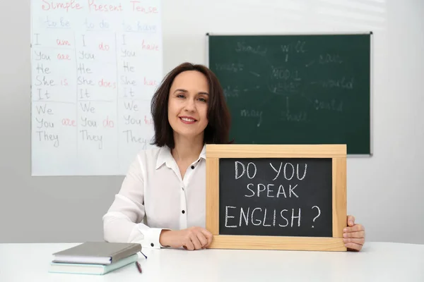 Profesora Sosteniendo Una Pizarra Pequeña Con Inscripción Hablas Inglés Mesa —  Fotos de Stock