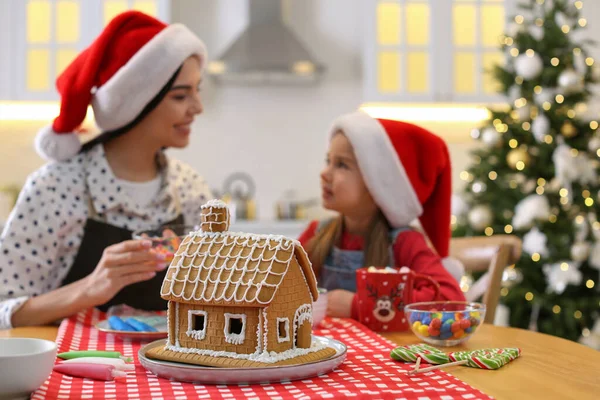 Matka Dcera Santa Klobouky Vaření Společně Zaměřit Perníkové Chaloupky — Stock fotografie