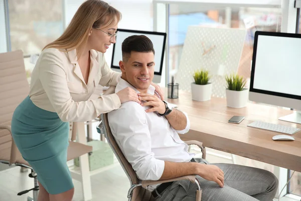 Mujer Joven Coqueteando Con Colega Durante Trabajo Oficina — Foto de Stock