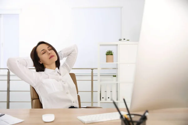 Yerinde Ofis Sandalyesinde Dinlenen Bir Kadın — Stok fotoğraf
