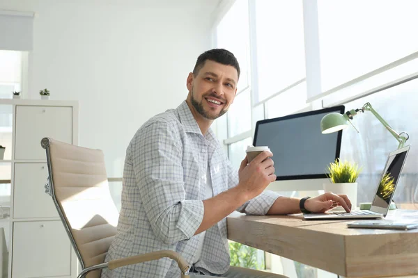 Freelancer Con Taza Café Trabajando Laptop Mesa Interiores —  Fotos de Stock