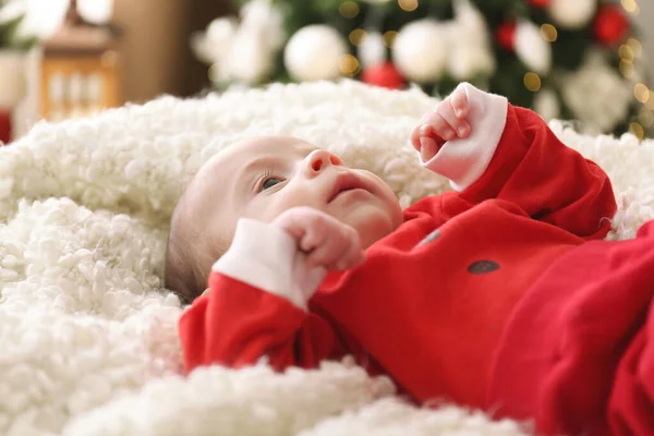 Niedliches Kleines Baby Auf Weicher Decke Weihnachtlich Dekorierten Zimmer Nahaufnahme — Stockfoto