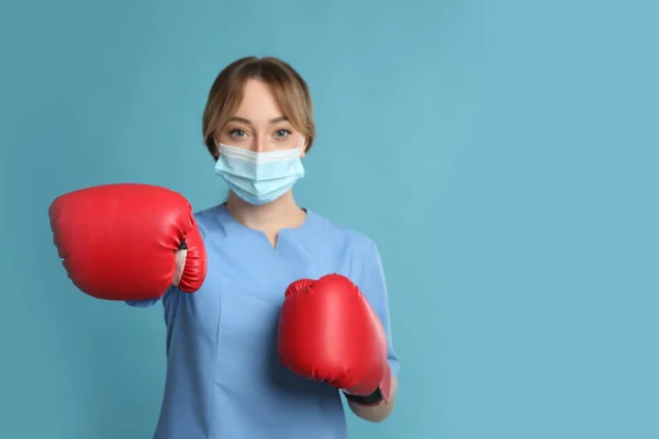 Médico Con Máscara Protectora Guantes Boxeo Sobre Fondo Azul Claro —  Fotos de Stock