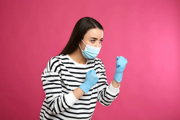 Kvinna Med Skyddsmask Och Handskar Kampen Poserar Rosa Bakgrund Starkt — Stockfoto
