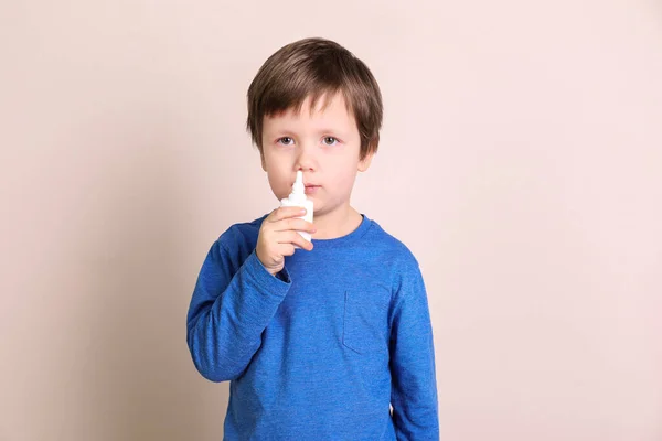 Menino Doente Usando Spray Nasal Fundo Claro — Fotografia de Stock