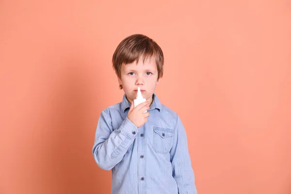 Menino Doente Usando Spray Nasal Fundo Coral — Fotografia de Stock