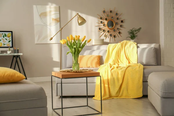 Κομψό Σαλόνι Καναπέ Σχεδιασμός Εσωτερικού Χώρου Γκρι Και Κίτρινο Χρώμα — Φωτογραφία Αρχείου