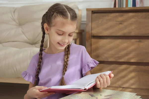 Χαριτωμένο Κοριτσάκι Διαβάζοντας Βιβλίο Στο Σπίτι — Φωτογραφία Αρχείου