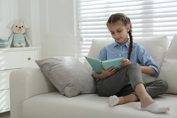 Nettes Kleines Mädchen Liest Buch Auf Dem Sofa Hause — Stockfoto