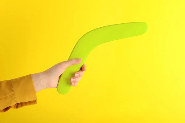 Frau Mit Bumerang Auf Gelbem Hintergrund Nahaufnahme — Stockfoto