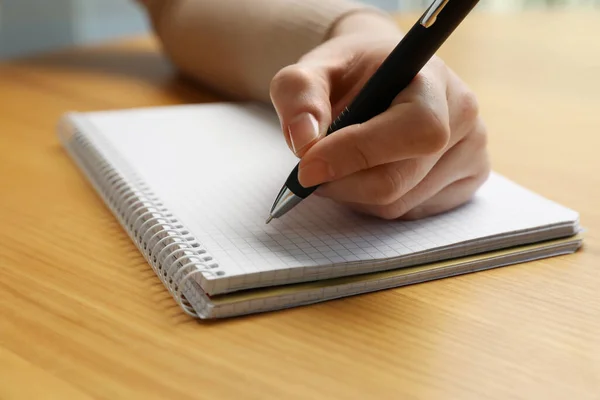 Linkshandige Vrouw Schrijft Notitieboekje Aan Houten Bureau Close — Stockfoto