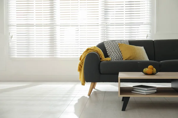 Stilvolles Wohnzimmerinterieur Mit Bequemem Grauen Sofa Und Tisch — Stockfoto