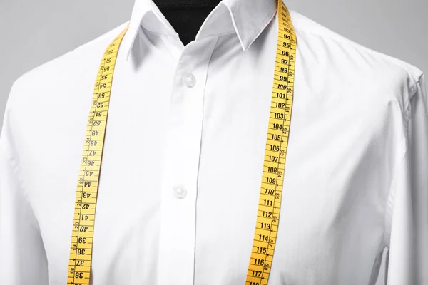 Camisa Blanca Con Cinta Métrica Sastre Sobre Maniquí Sobre Fondo — Foto de Stock